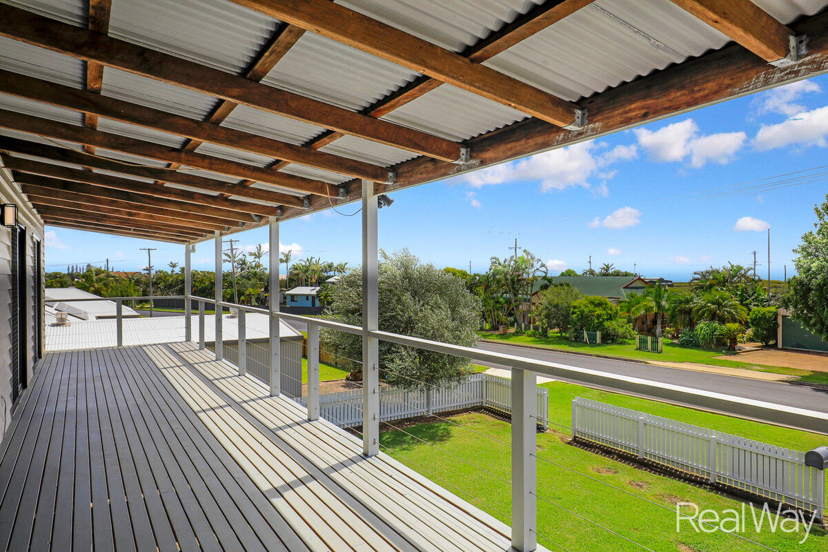  Ocean Views with Dual Living on 1012 sqm block ,5 beds Heads!