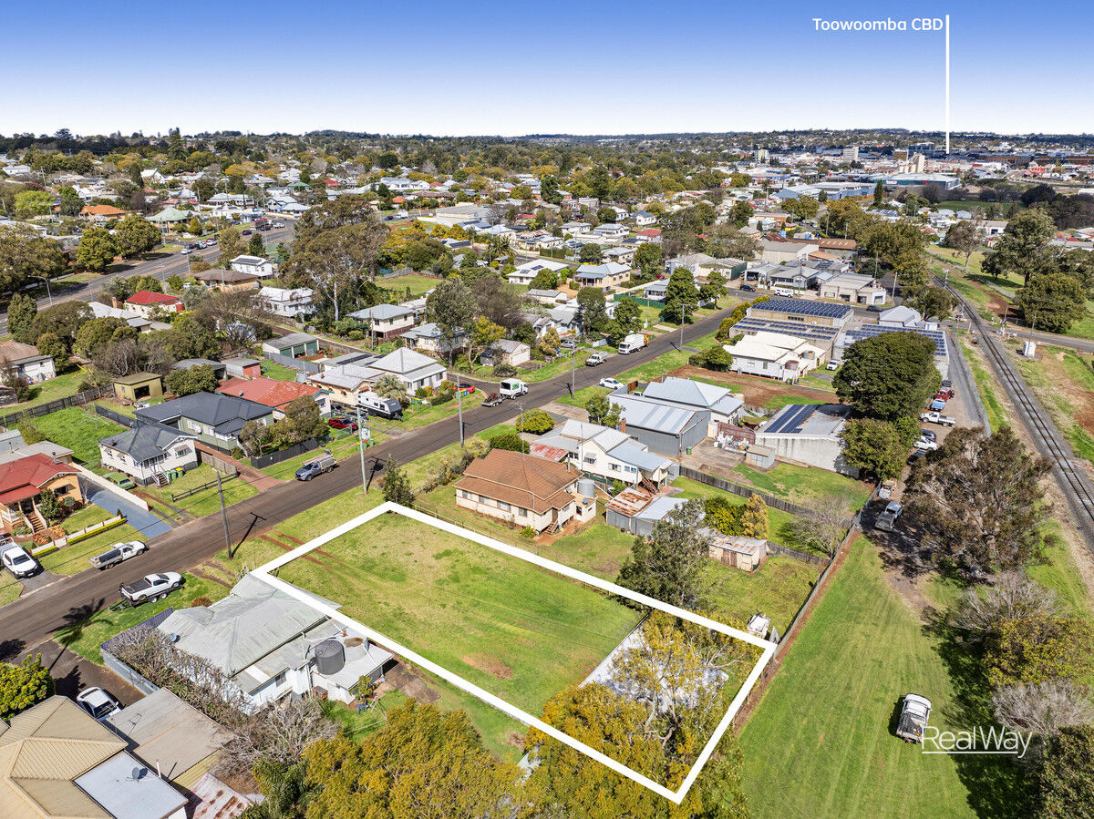 17 Hagan Street, North Toowoomba QLD 4350, North Toowoomba - Thumbnail 2