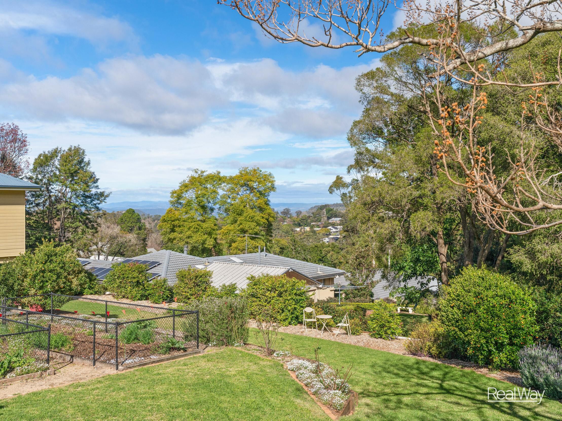 6 Warana Avenue, Mount Lofty - Image 1