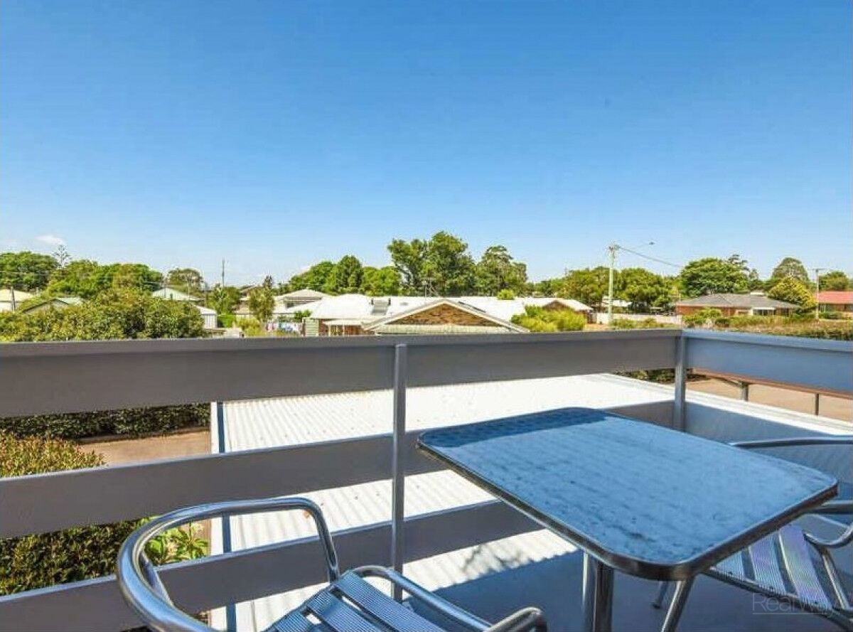8 & 9 / 9 Whitefriars Street, Rockville QLD 4350, Rockville - Thumbnail 2