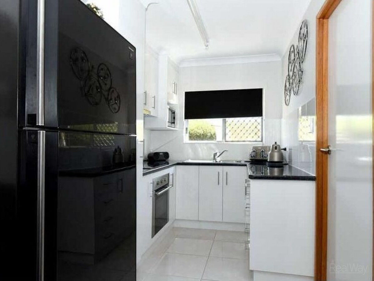 8 & 9 / 9 Whitefriars Street, Rockville QLD 4350, Rockville - Thumbnail 3