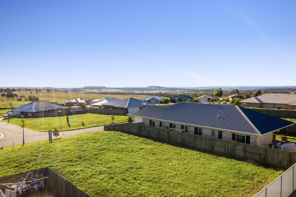 12 Macgregor Avenue, Highfields QLD 4352, Highfields - Thumbnail 2