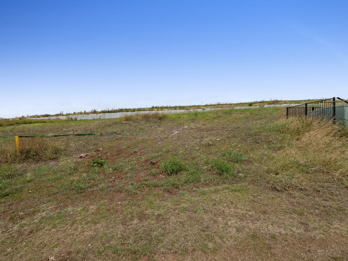 23 Reserve Road, Cranley QLD 4350, Cranley - Thumbnail 2