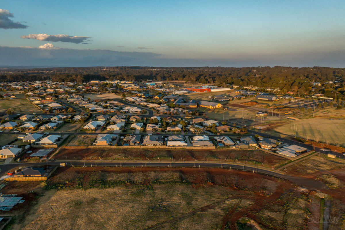 32 Alexander Avenue, Highfields QLD 4352, Highfields - Thumbnail 2