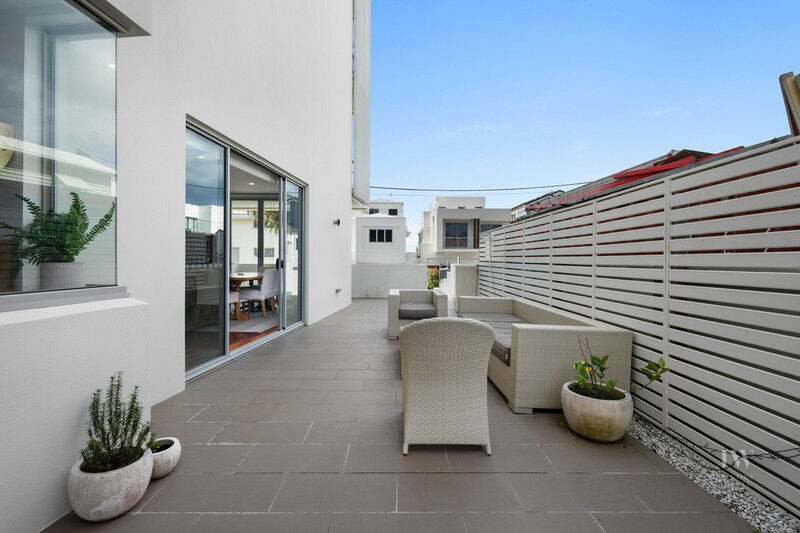 2 / 160 Jefferson Lane, Palm Beach Qld 4221