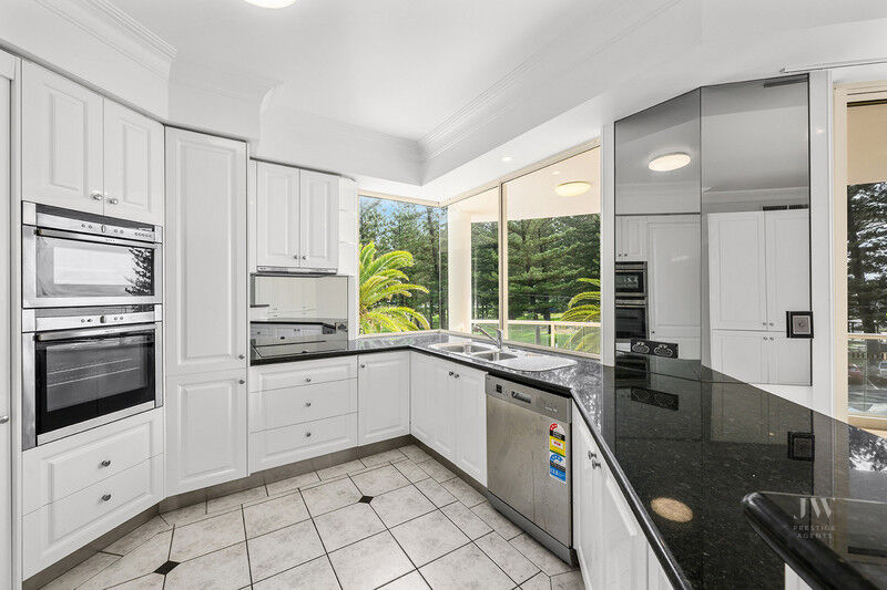 3 / 106 Old Burleigh Road, Broadbeach Qld 4218
