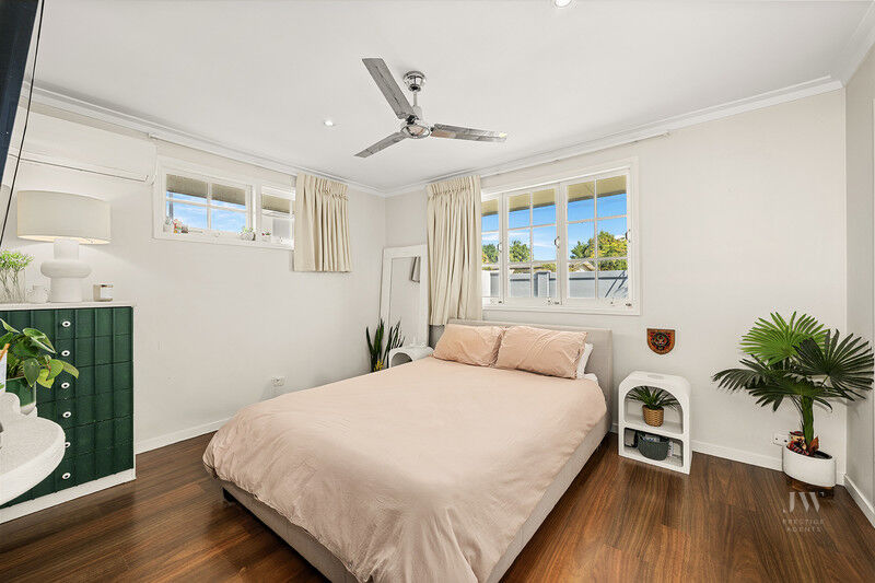 26 Ilkinia Avenue, Broadbeach Waters Qld 4218