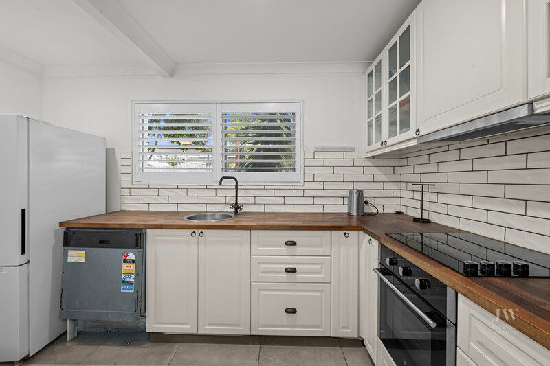 1 / 7 Sixth Avenue, Miami Qld 4220