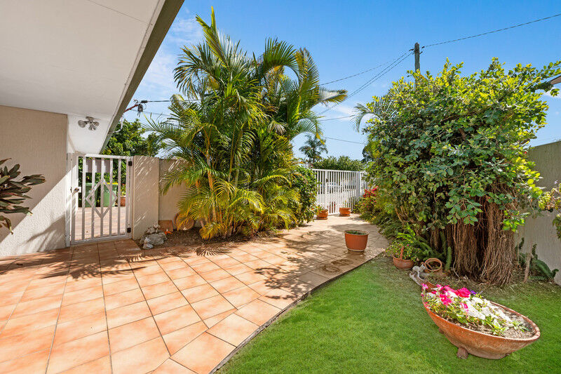 6 Vevey Street, Mermaid Waters Qld 4218