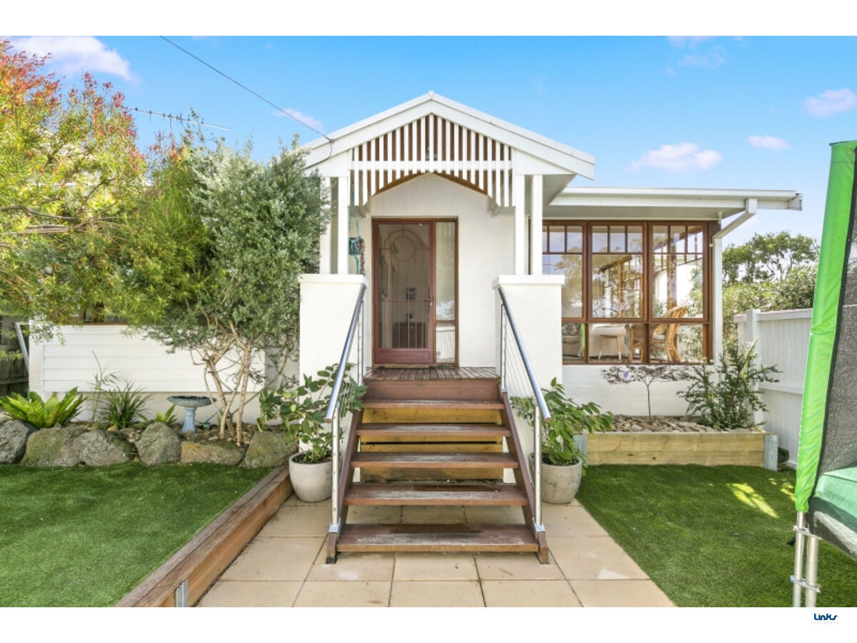 Quintessential Beach Charmer with light-filled contemporary living.