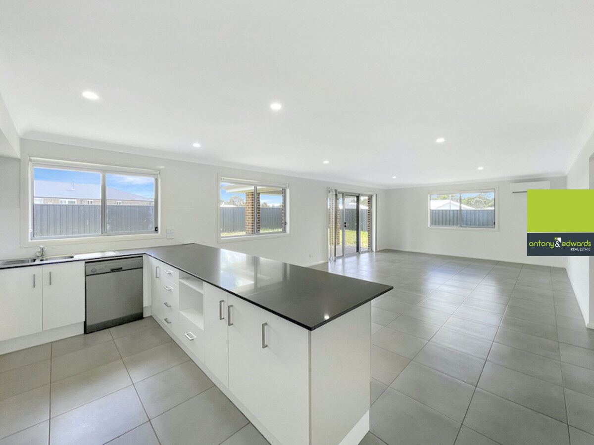 8 Madeleine Drive, GOULBURN NSW 2580, Goulburn - Thumbnail 2