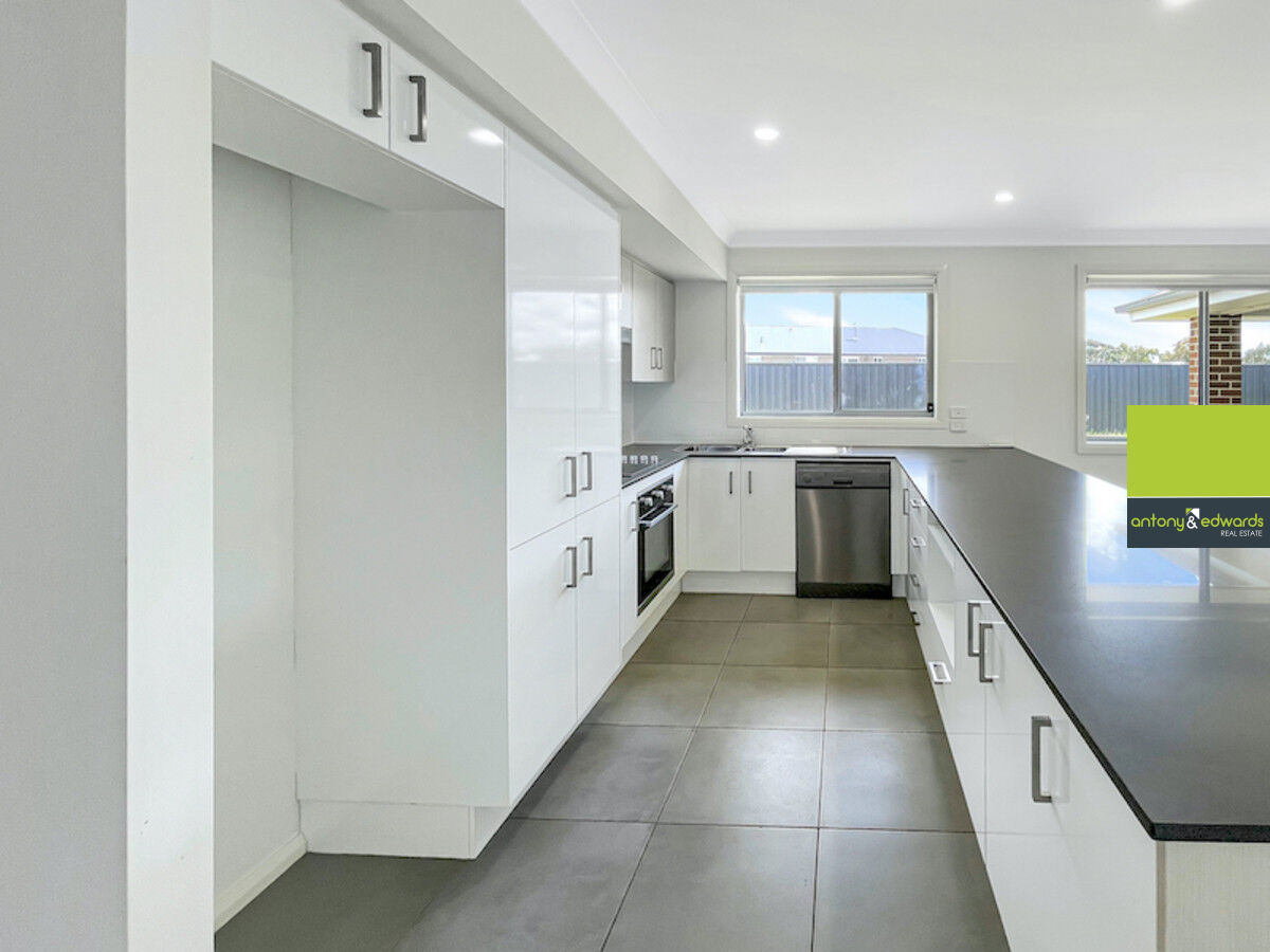 8 Madeleine Drive, GOULBURN NSW 2580, Goulburn - Thumbnail 4