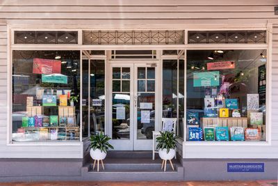 BEAUTIFUL CLEAN RETAIL PREMISES WITH HIGH CEILINGS & GOOD EXPOSURE ...