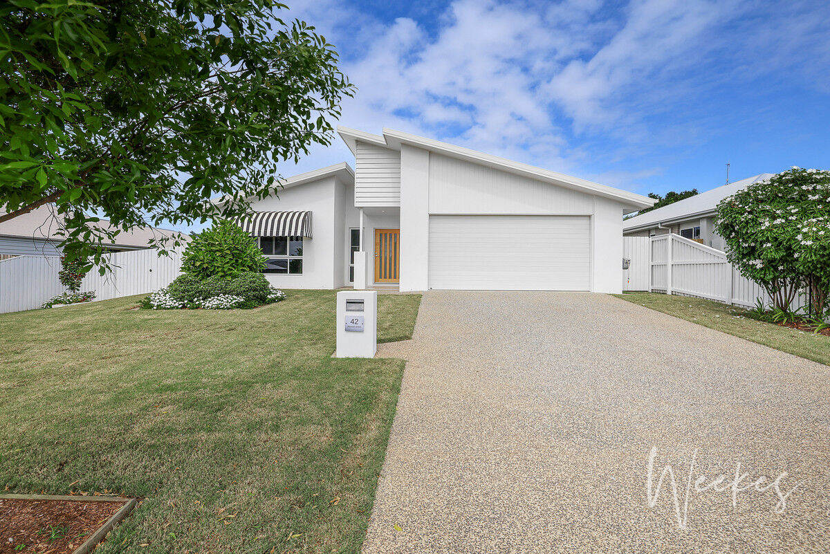 DESIGNER HOME IN NEW ESTATE BY THE BEACH!