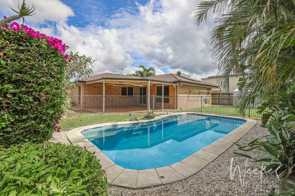 LARGE FAMILY HOME WITH POOL!