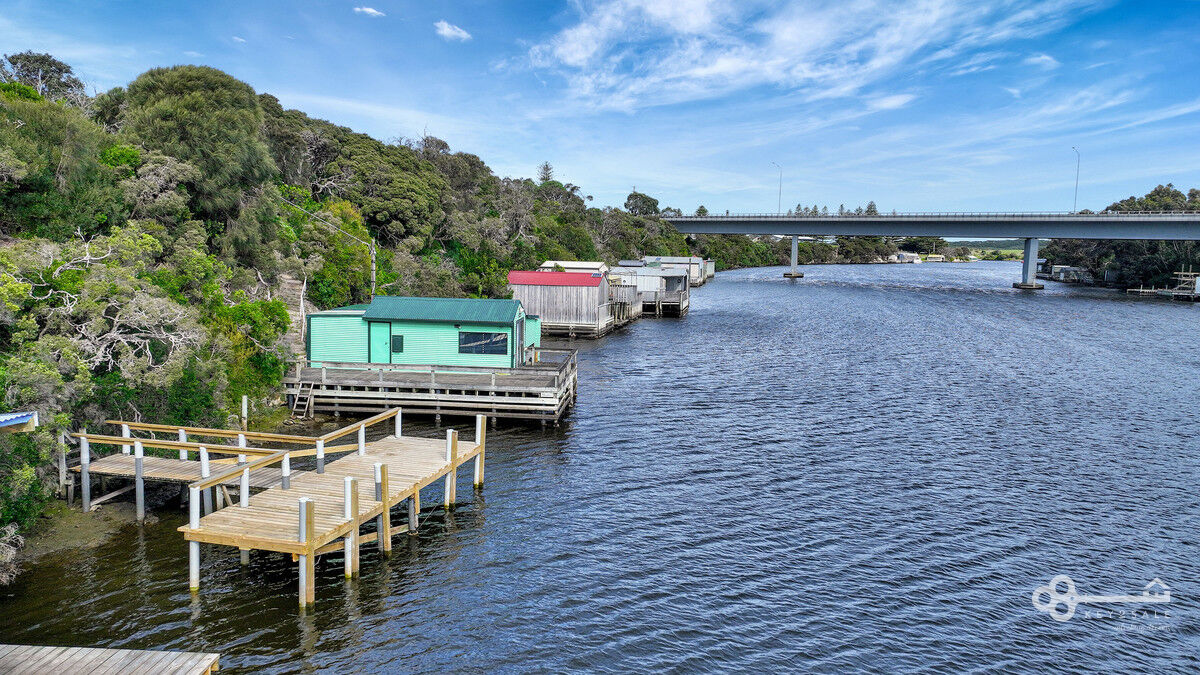 RELAX RIVERSIDE OF THE PICTURESQUE GLENELG RIVER ON YOUR VERY OWN