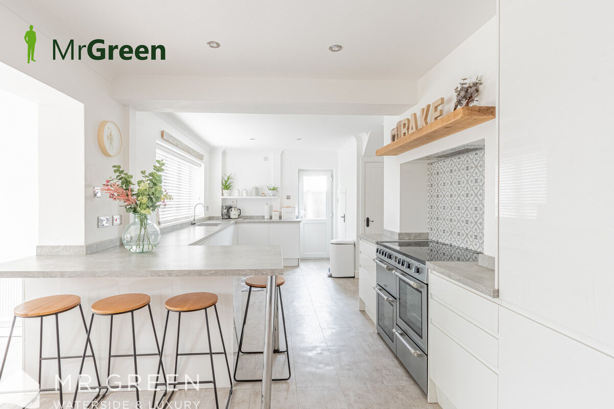 Gleadowe Avenue, Christchurch, Dorset, BH23 1LR