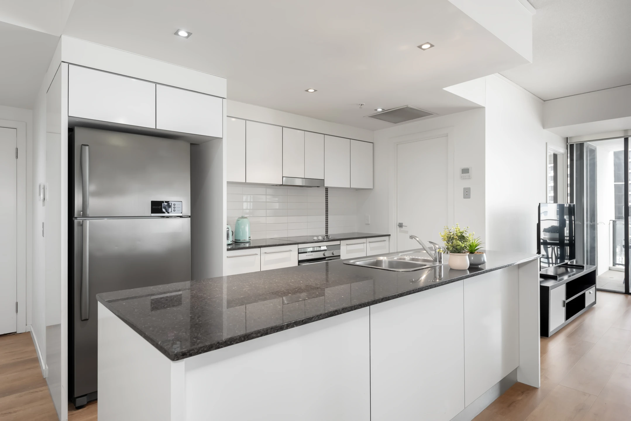 905 / 22 Surf Parade, Broadbeach QLD 4218, Broadbeach - Thumbnail 2
