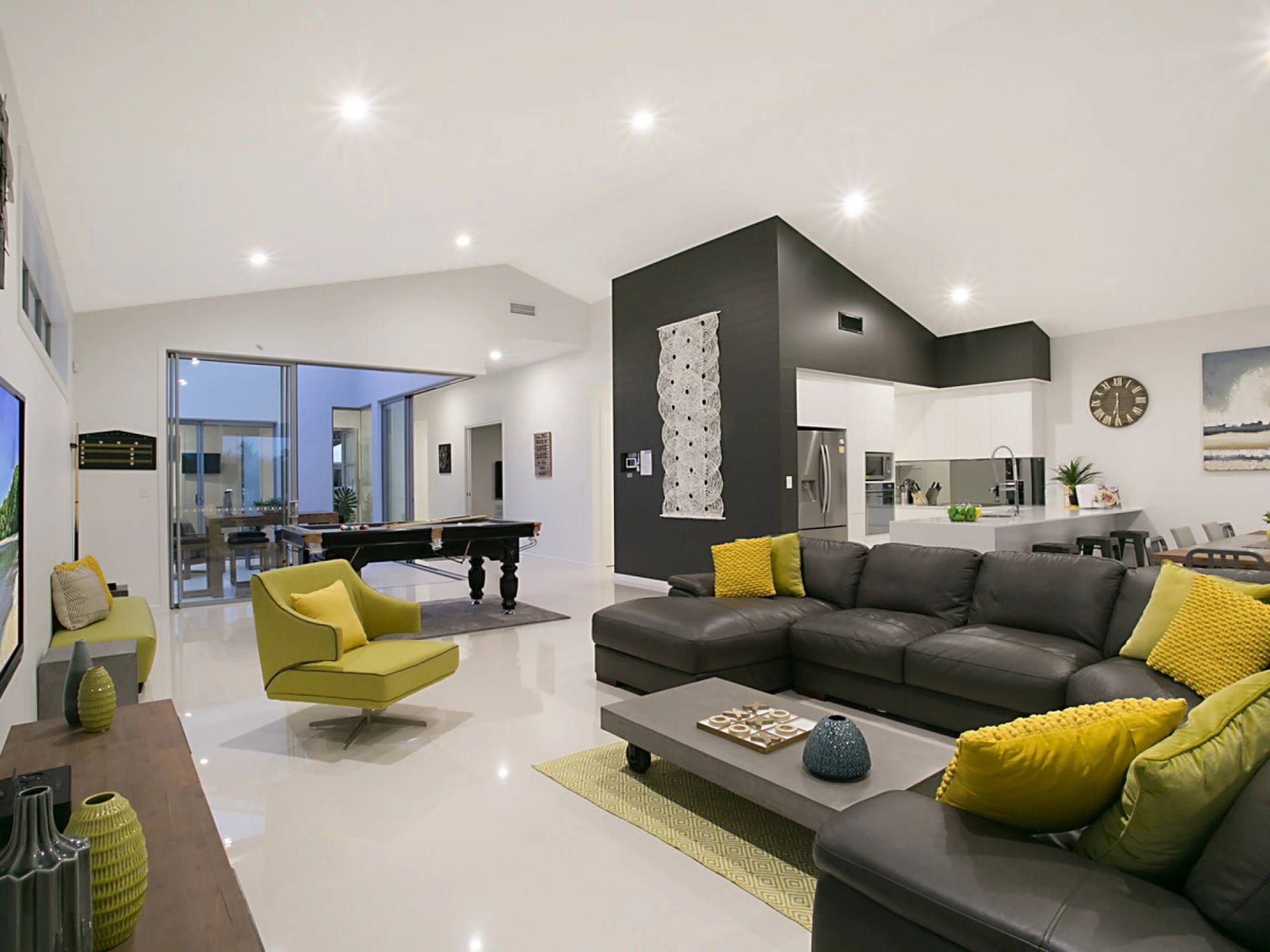 6 Eady Avenue, Broadbeach Waters QLD 4218, Broadbeach Waters - Thumbnail 2