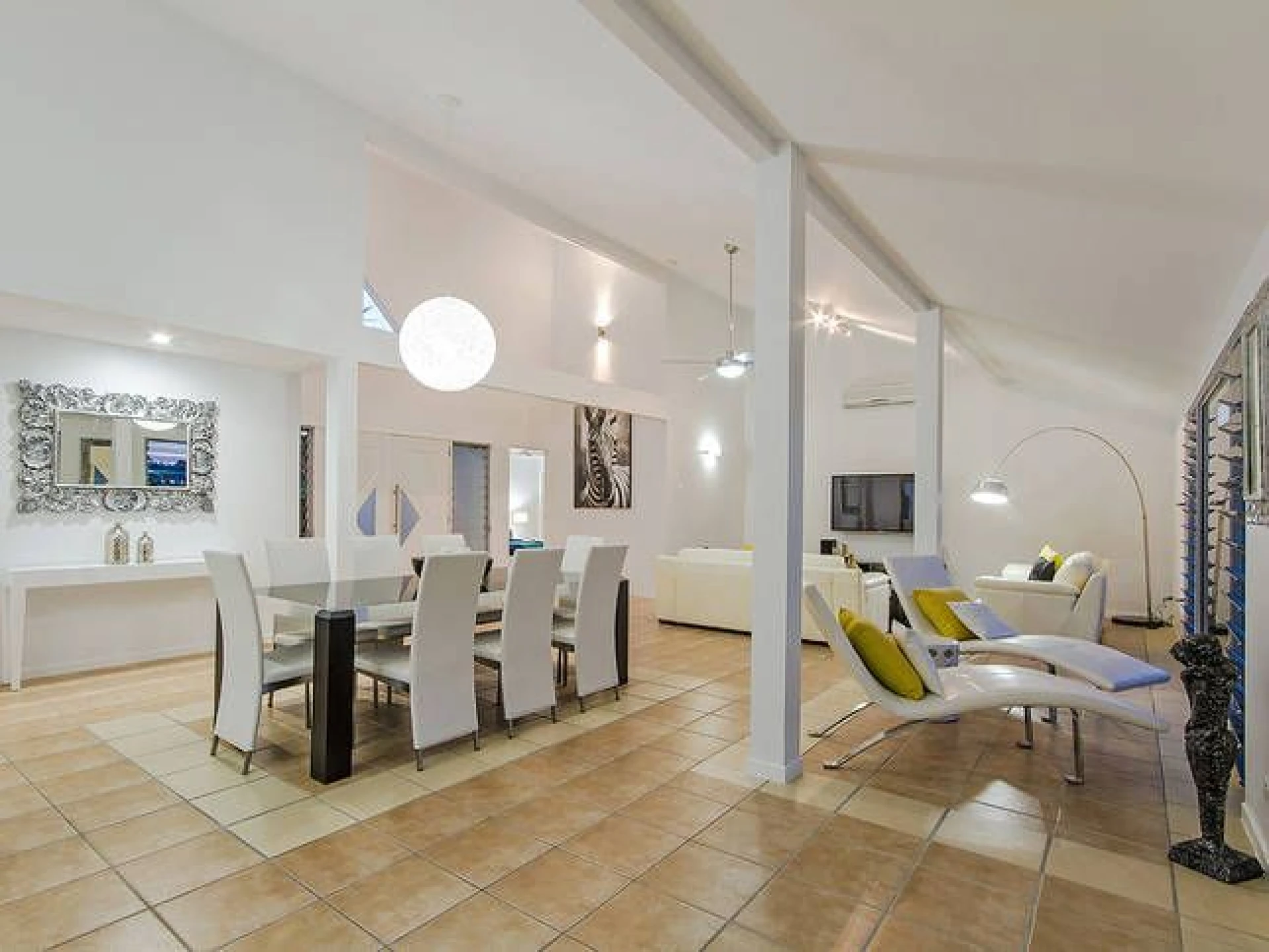 9 Kurrawa Avenue, Mermaid Waters QLD 4218, Mermaid Waters - Thumbnail 2