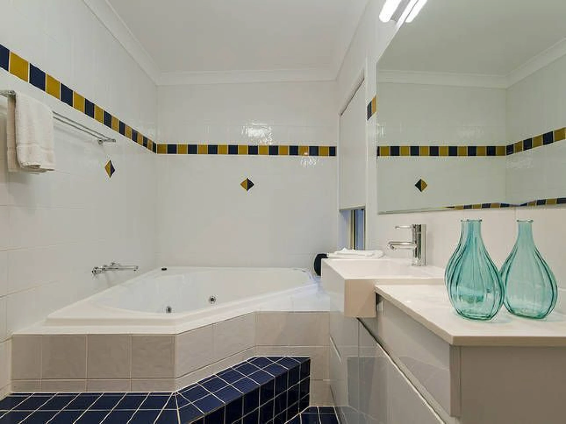 9 Kurrawa Avenue, Mermaid Waters QLD 4218, Mermaid Waters - Thumbnail 8