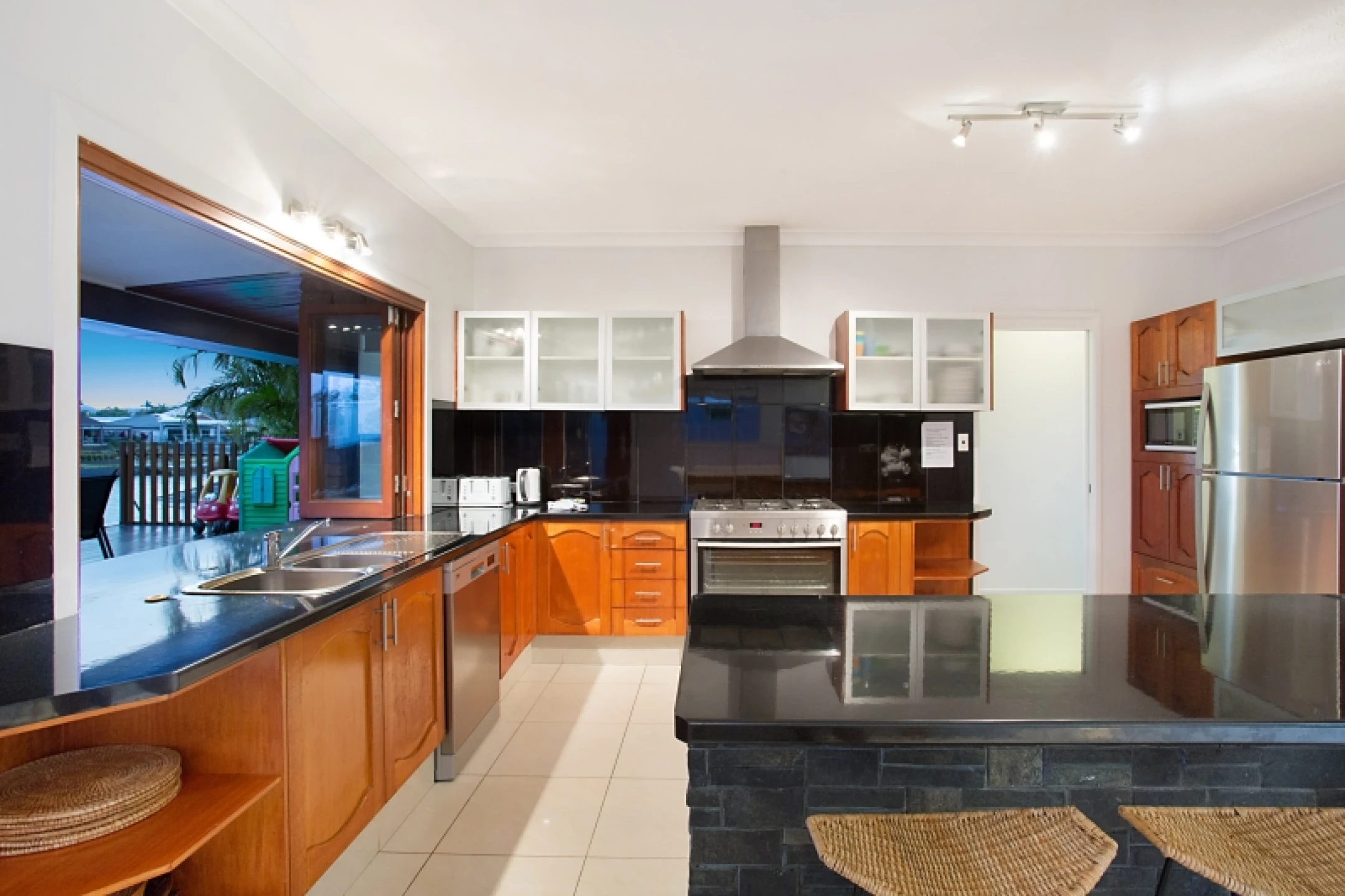 24 McIlwain Drive, Mermaid Waters QLD 4218, Mermaid Waters - Thumbnail 7
