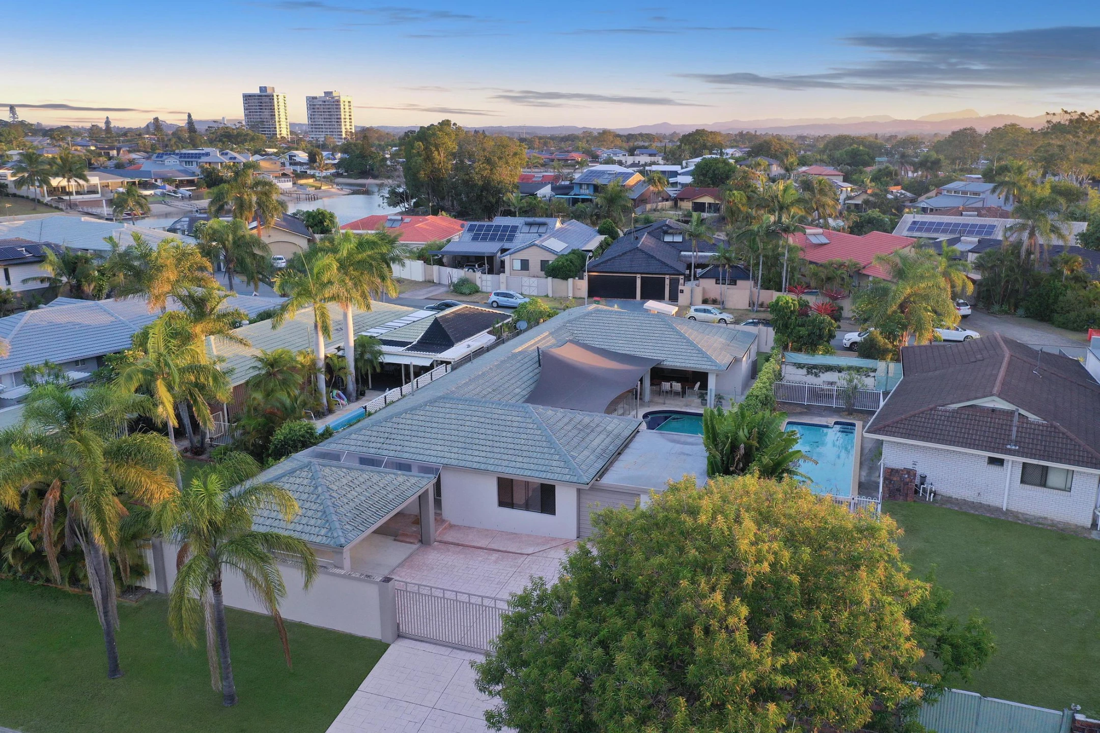 6 Aroona Avenue, Broadbeach Waters QLD 4218, Broadbeach Waters - Thumbnail 3