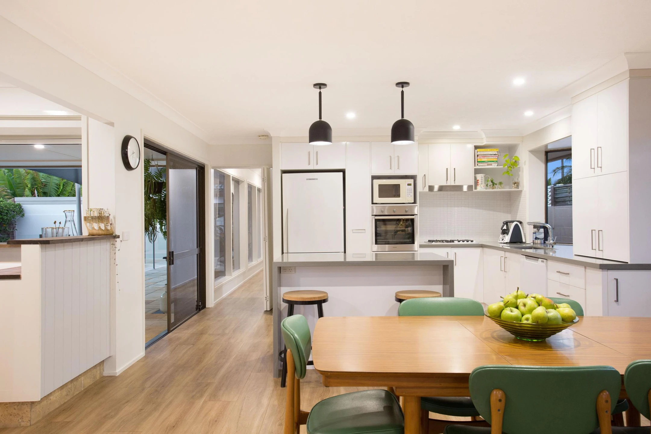 6 Aroona Avenue, Broadbeach Waters QLD 4218, Broadbeach Waters - Thumbnail 4