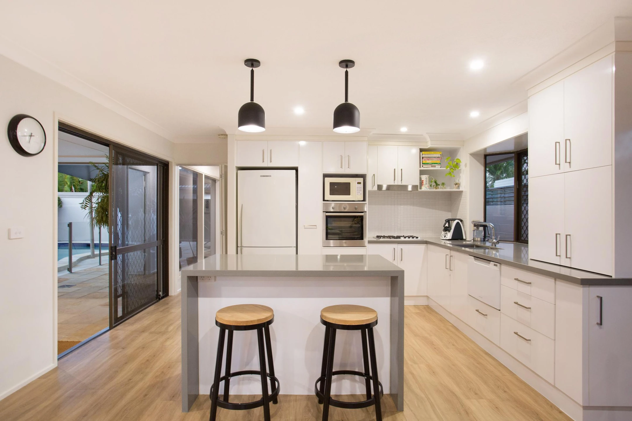 6 Aroona Avenue, Broadbeach Waters QLD 4218, Broadbeach Waters - Thumbnail 2