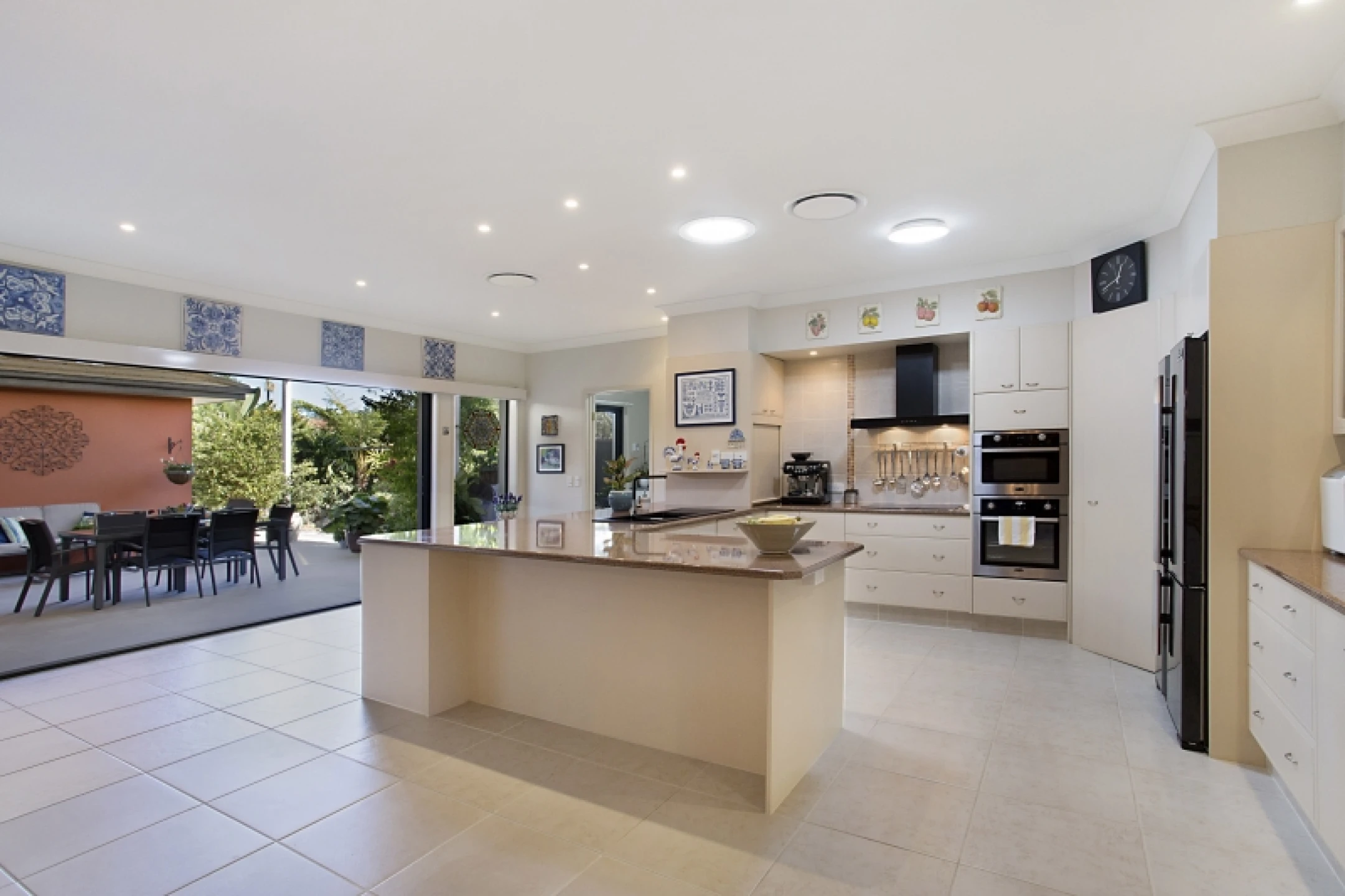 4 Inveray Avenue, Benowa QLD 4217, Benowa - Thumbnail 2