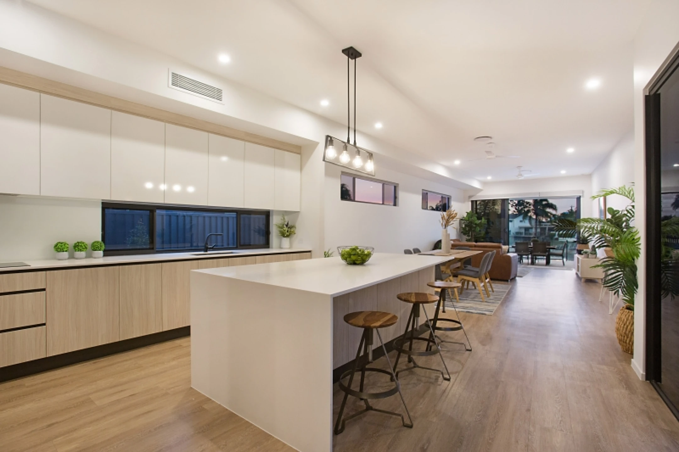 2 / 1 Helen Court, Broadbeach Waters QLD 4218, Broadbeach Waters - Thumbnail 2
