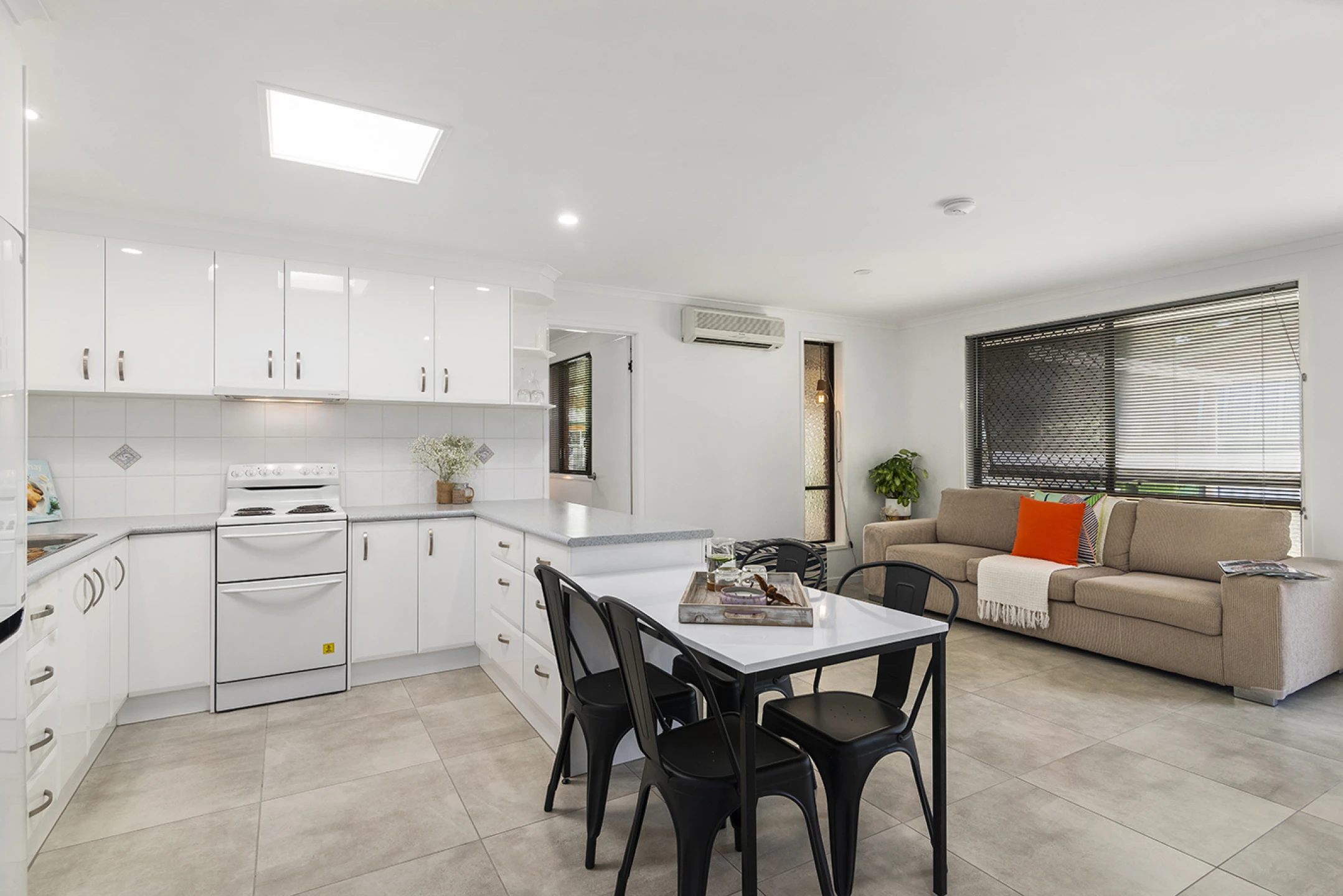 1 / 30 bullimah Avenue, Burleigh Heads QLD 4220, Burleigh Heads - Thumbnail 2