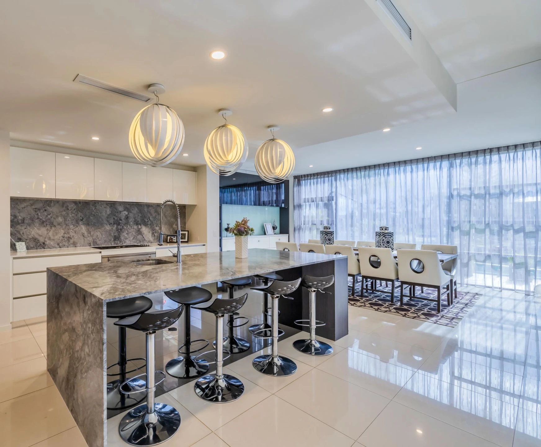 21 Andrea Avenue, Broadbeach Waters QLD 4218, Broadbeach Waters - Thumbnail 5