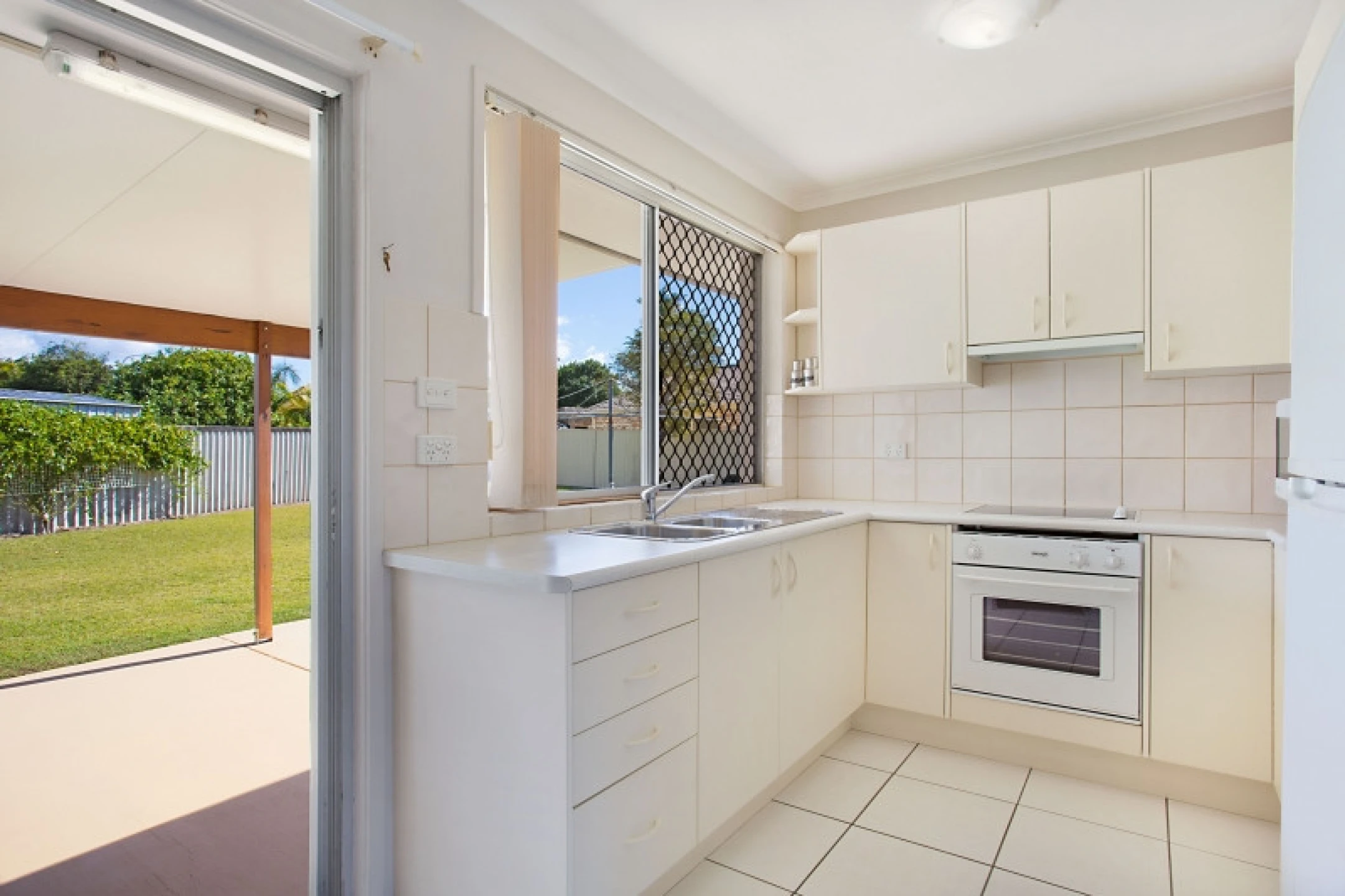 10 Wanderer Avenue, Mermaid Waters QLD 4218, Mermaid Waters - Thumbnail 5