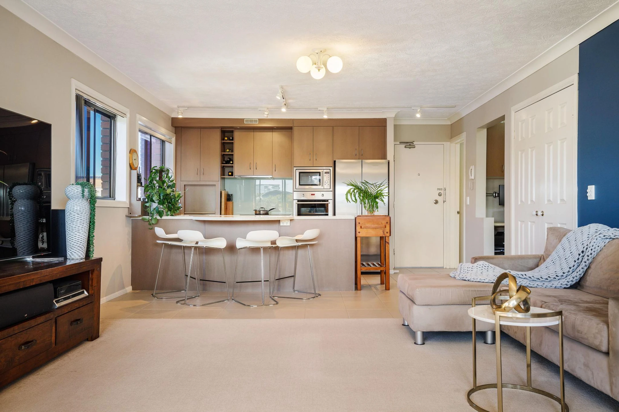 4 / 11 Tenth Avenue, Palm Beach QLD 4221, Palm Beach - Thumbnail 2