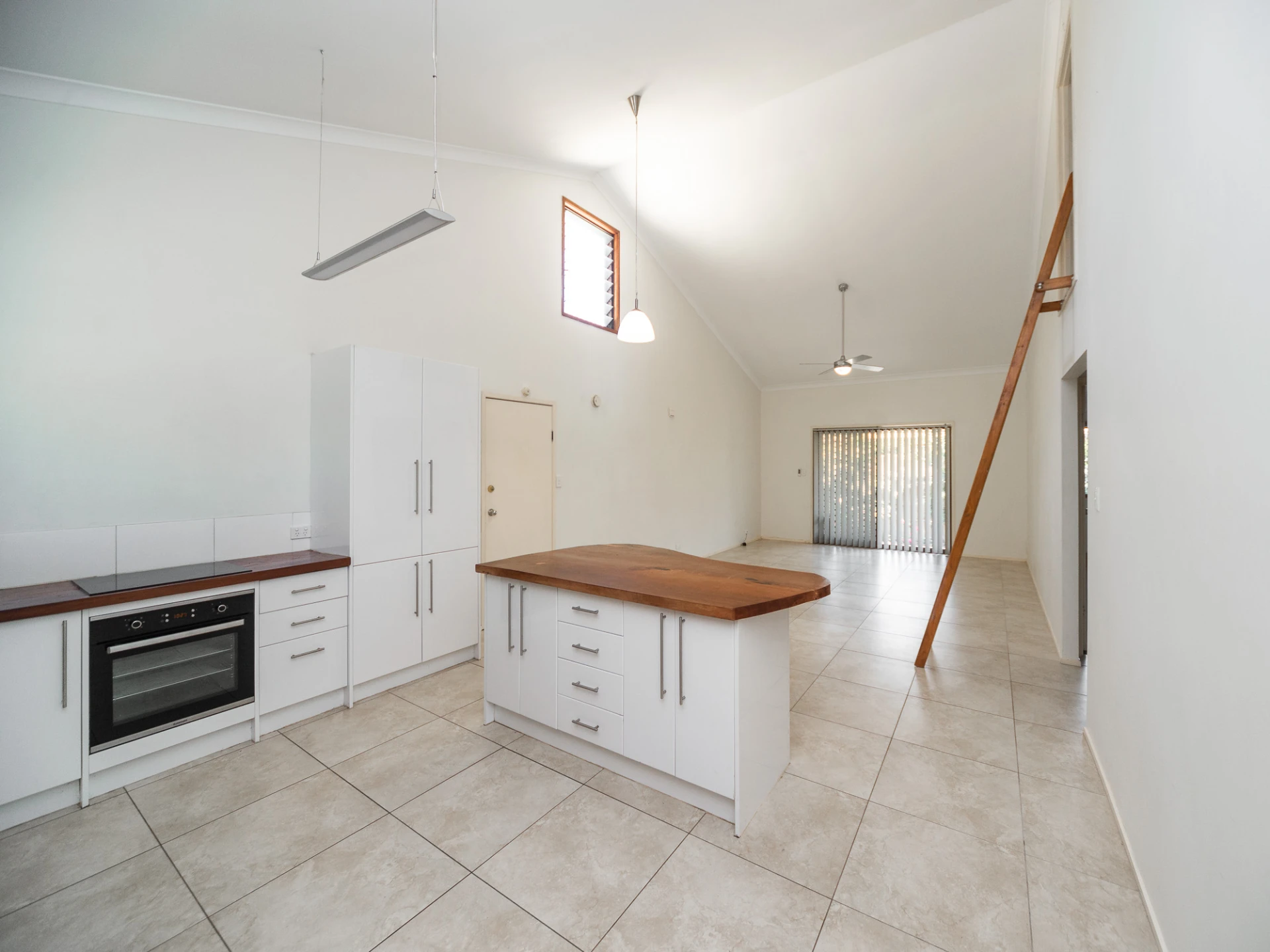 1 / 142 Oxley Drive, Paradise Point QLD 4216, Paradise Point - Thumbnail 2