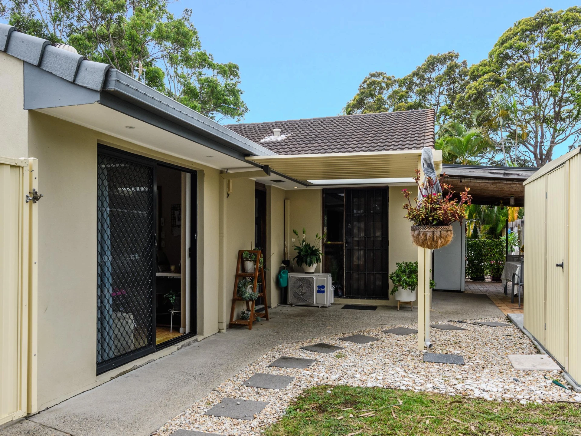 BEAUTIFULLY UPDATED DUPLEX WITH A POOL !!!!, 680,000 Hillsea Real Estate