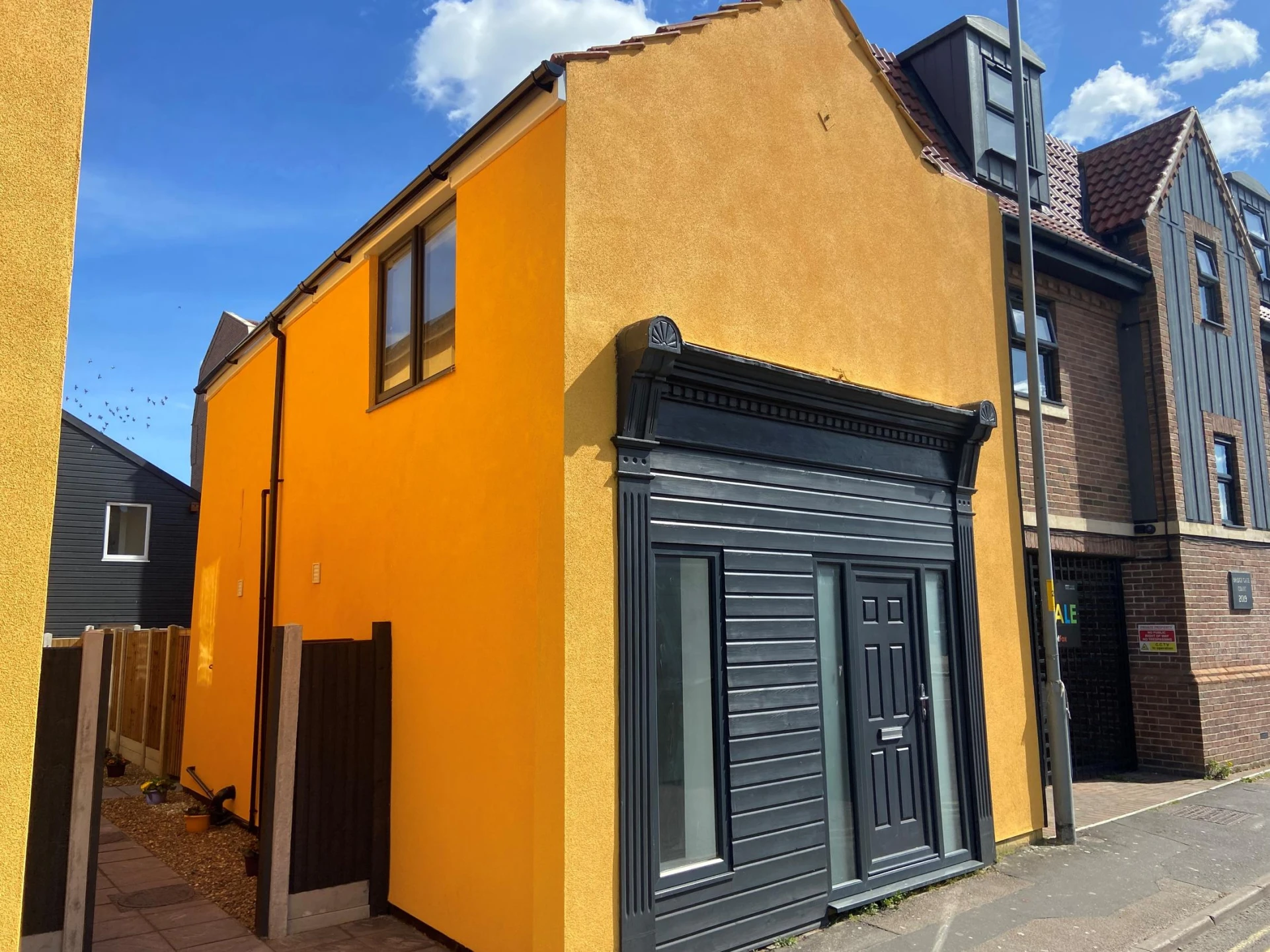 Chain free 1 bed apartment over a shop front, shop has front room with separate W.C. plus